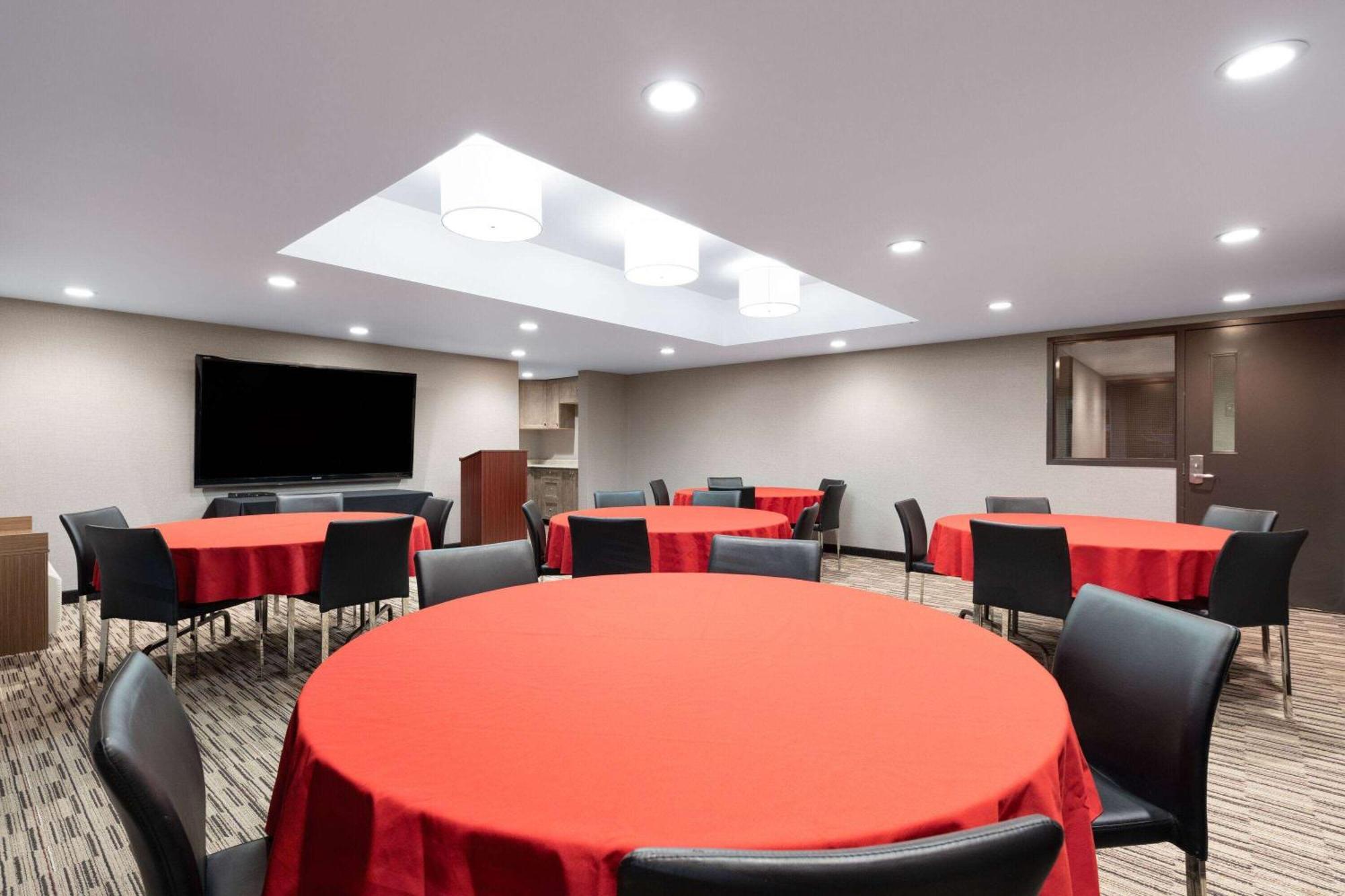 Microtel Inn & Suites By Wyndham Kirkland Lake Bagian luar foto