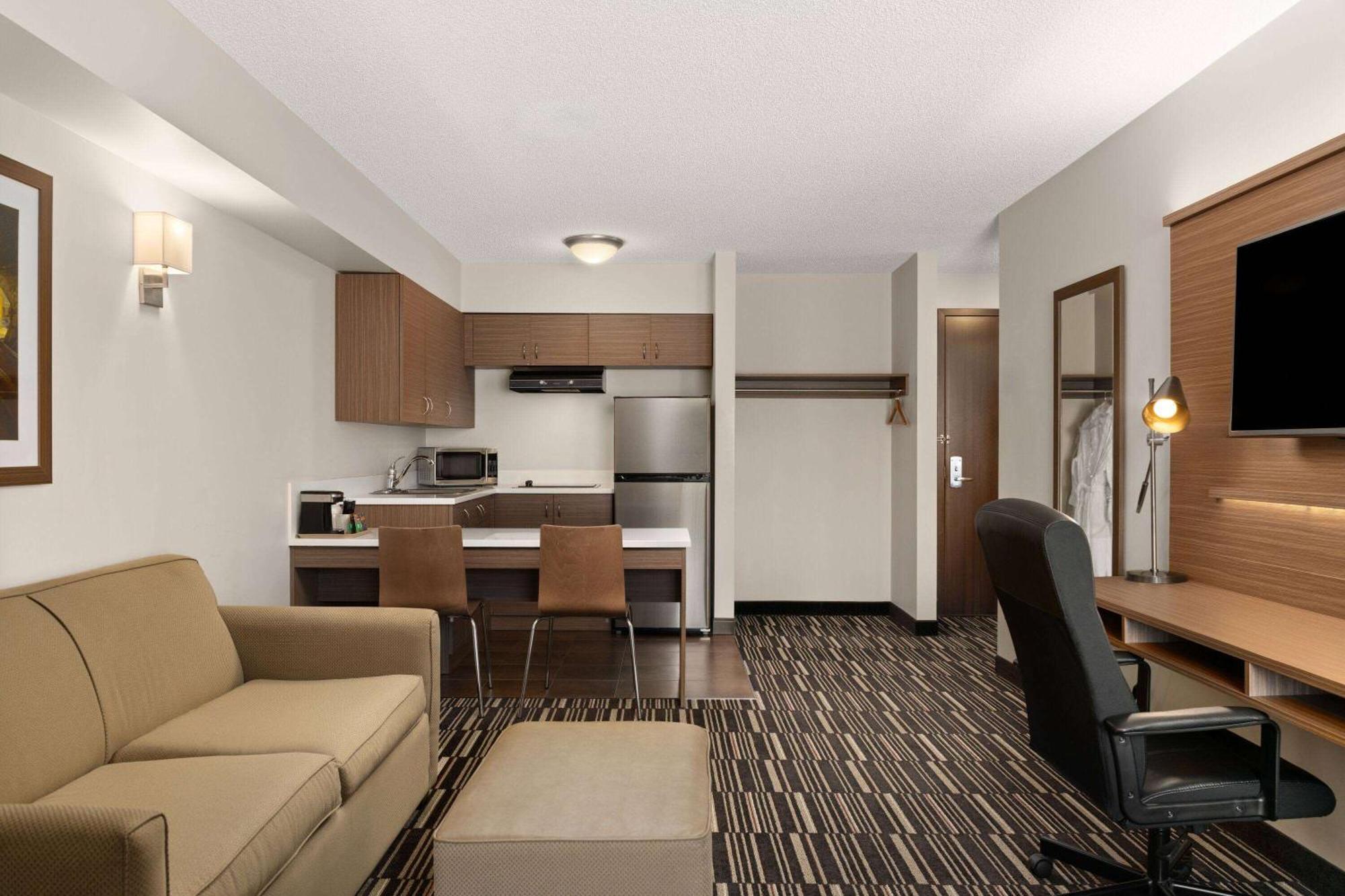 Microtel Inn & Suites By Wyndham Kirkland Lake Bagian luar foto
