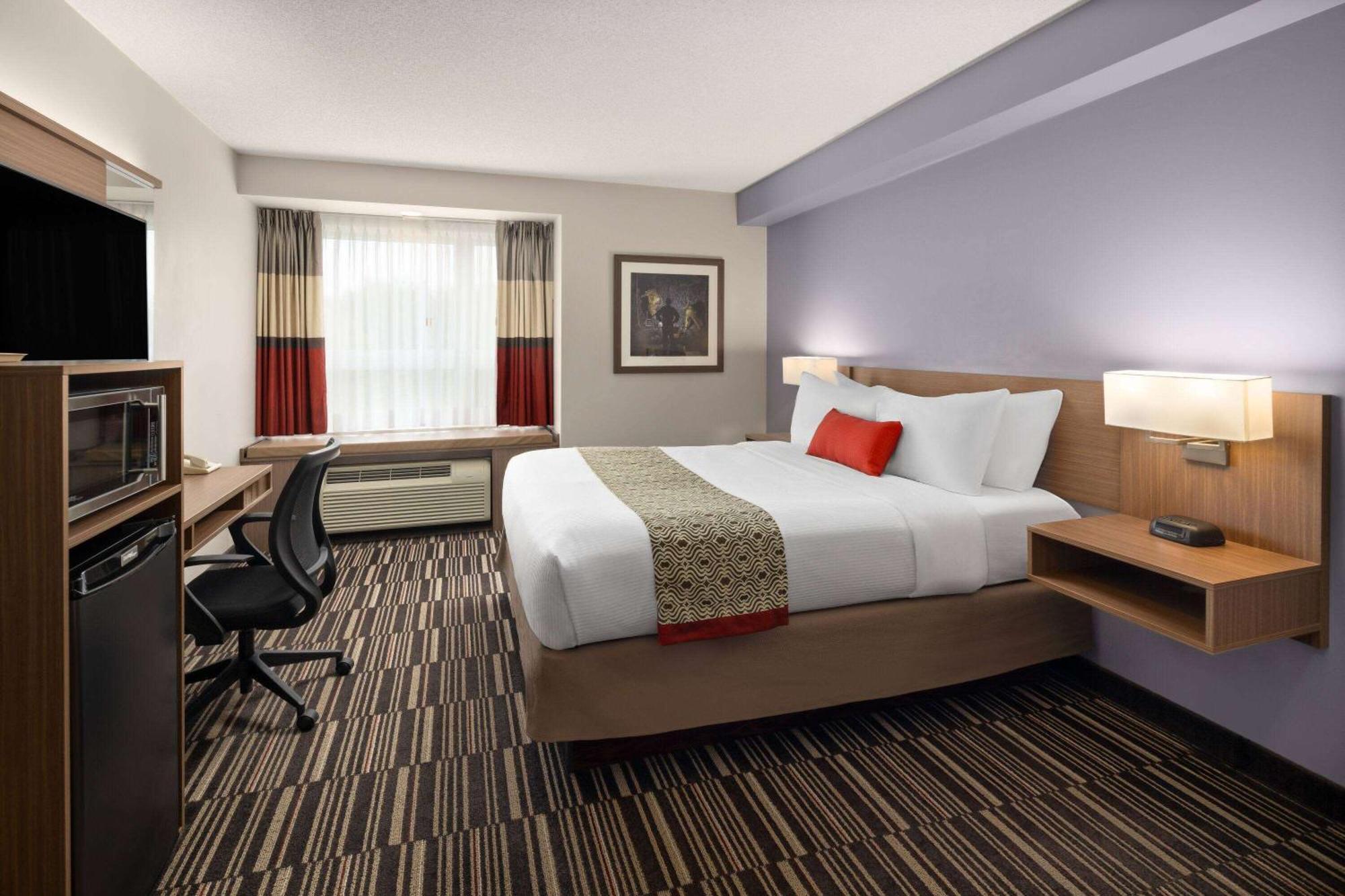 Microtel Inn & Suites By Wyndham Kirkland Lake Bagian luar foto
