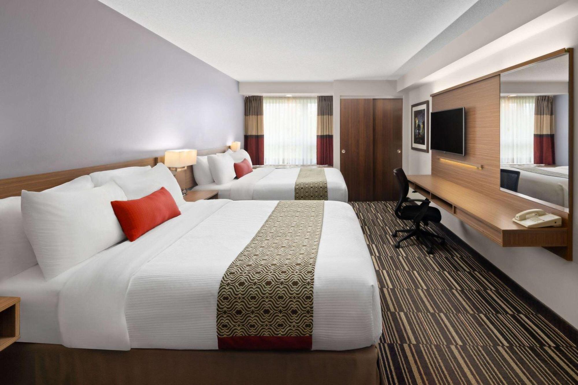 Microtel Inn & Suites By Wyndham Kirkland Lake Bagian luar foto