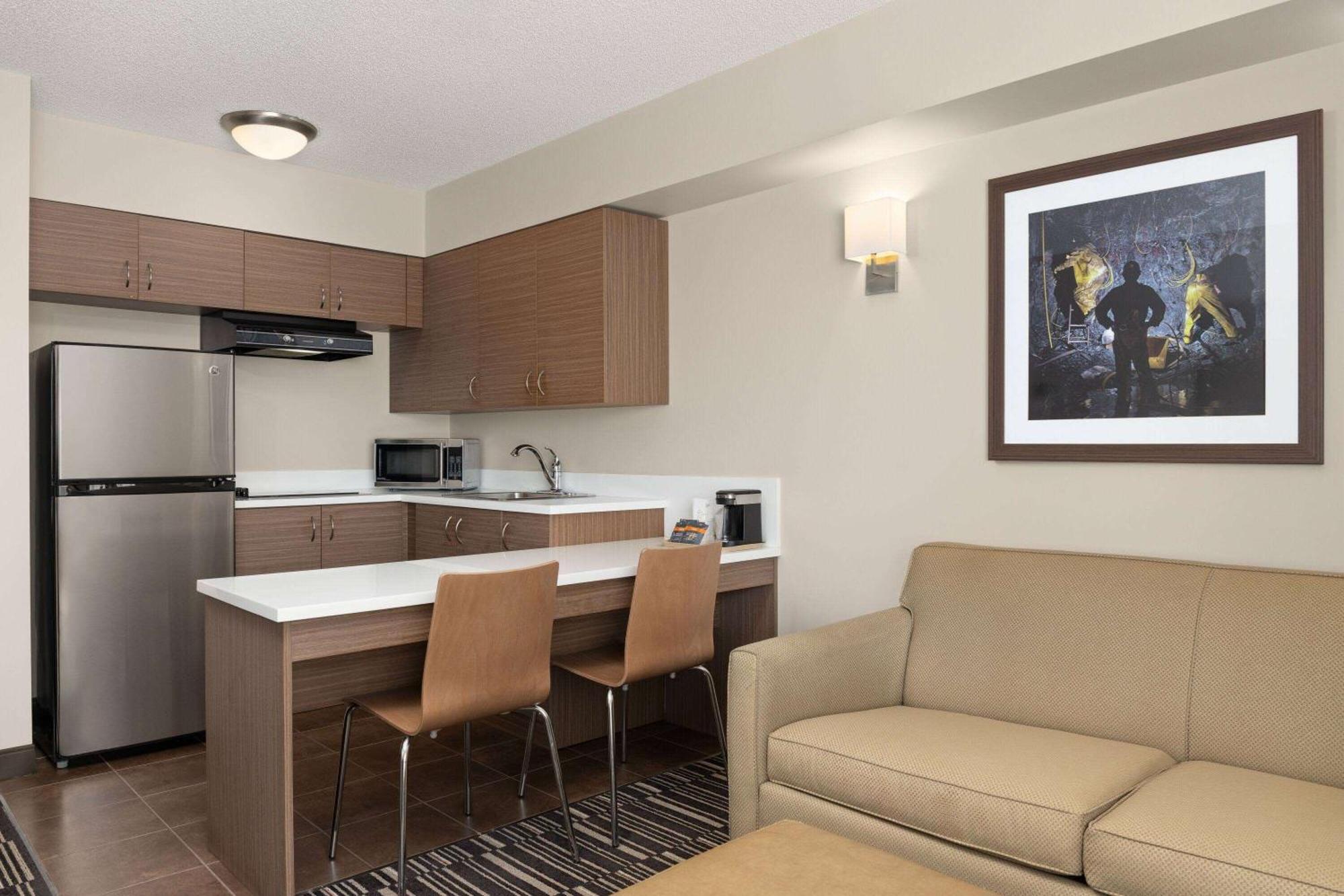 Microtel Inn & Suites By Wyndham Kirkland Lake Bagian luar foto