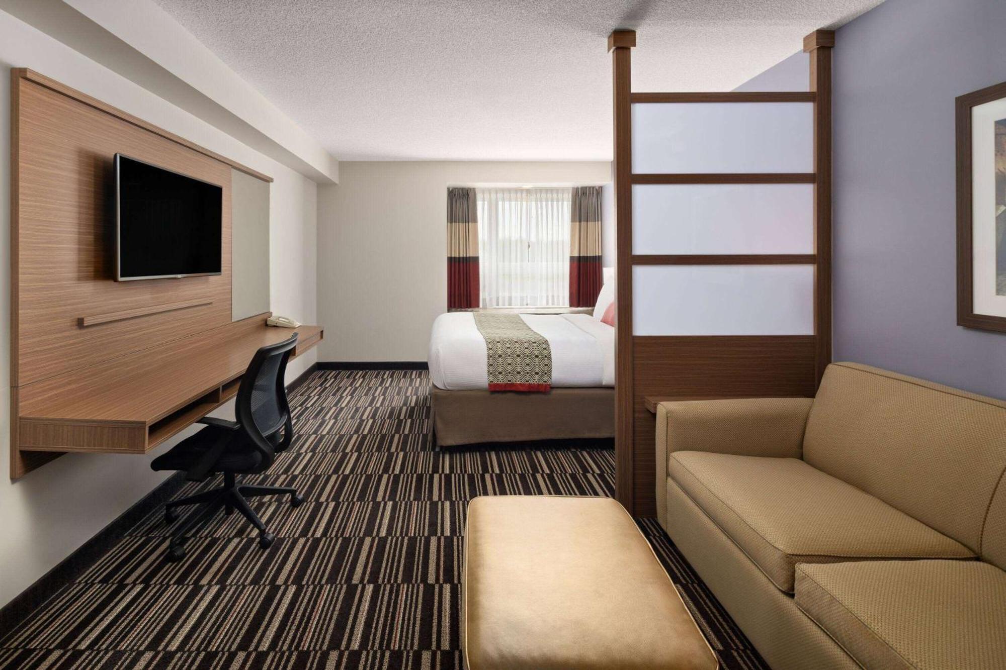 Microtel Inn & Suites By Wyndham Kirkland Lake Bagian luar foto