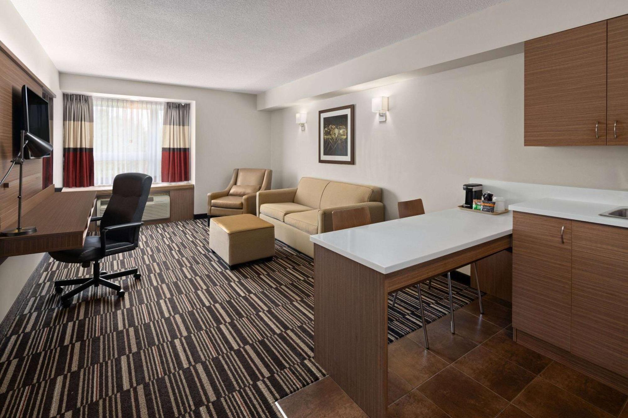 Microtel Inn & Suites By Wyndham Kirkland Lake Bagian luar foto