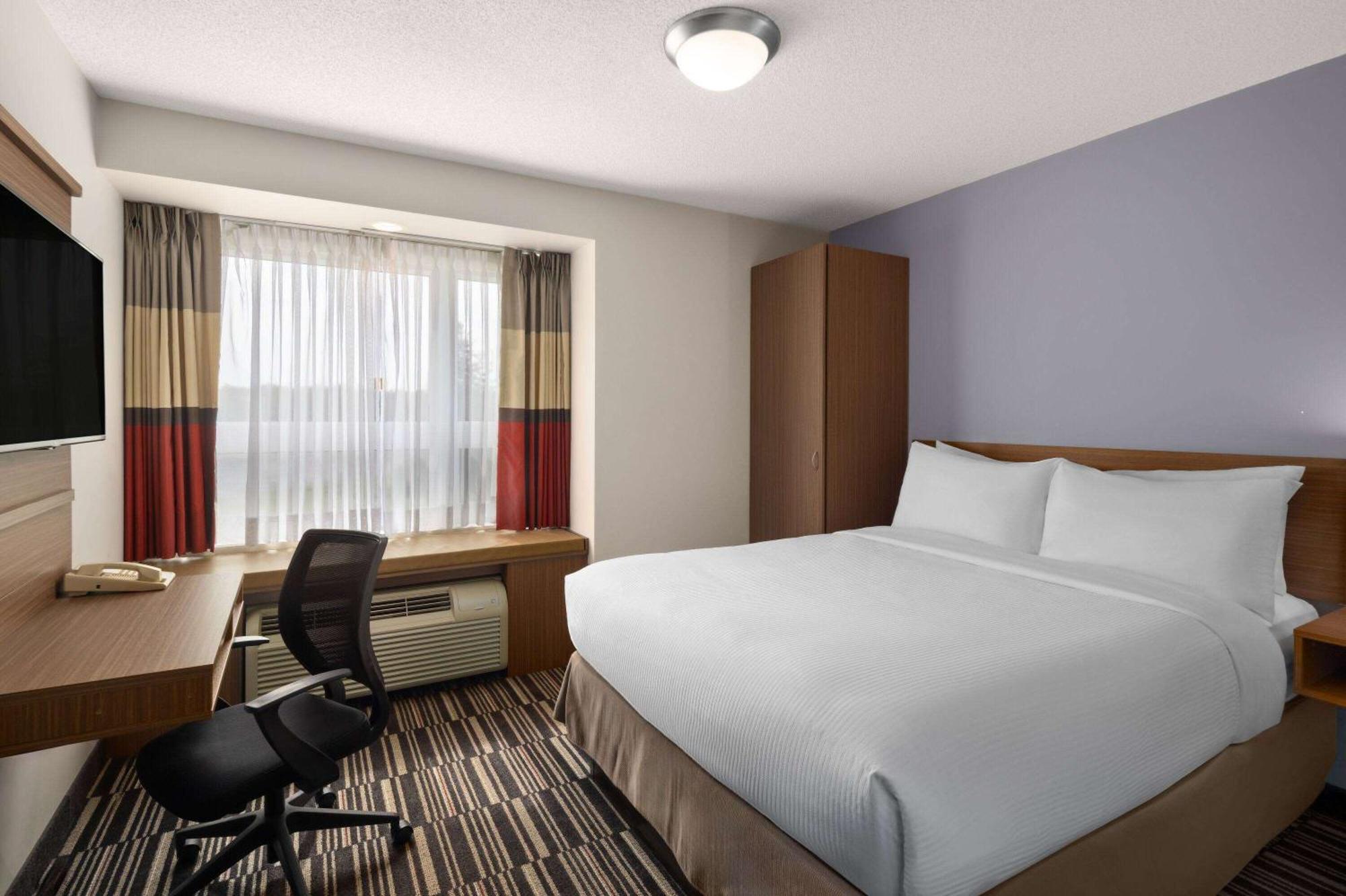 Microtel Inn & Suites By Wyndham Kirkland Lake Bagian luar foto