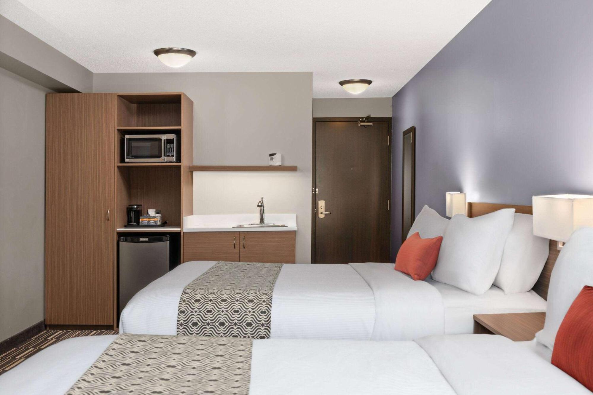 Microtel Inn & Suites By Wyndham Kirkland Lake Bagian luar foto