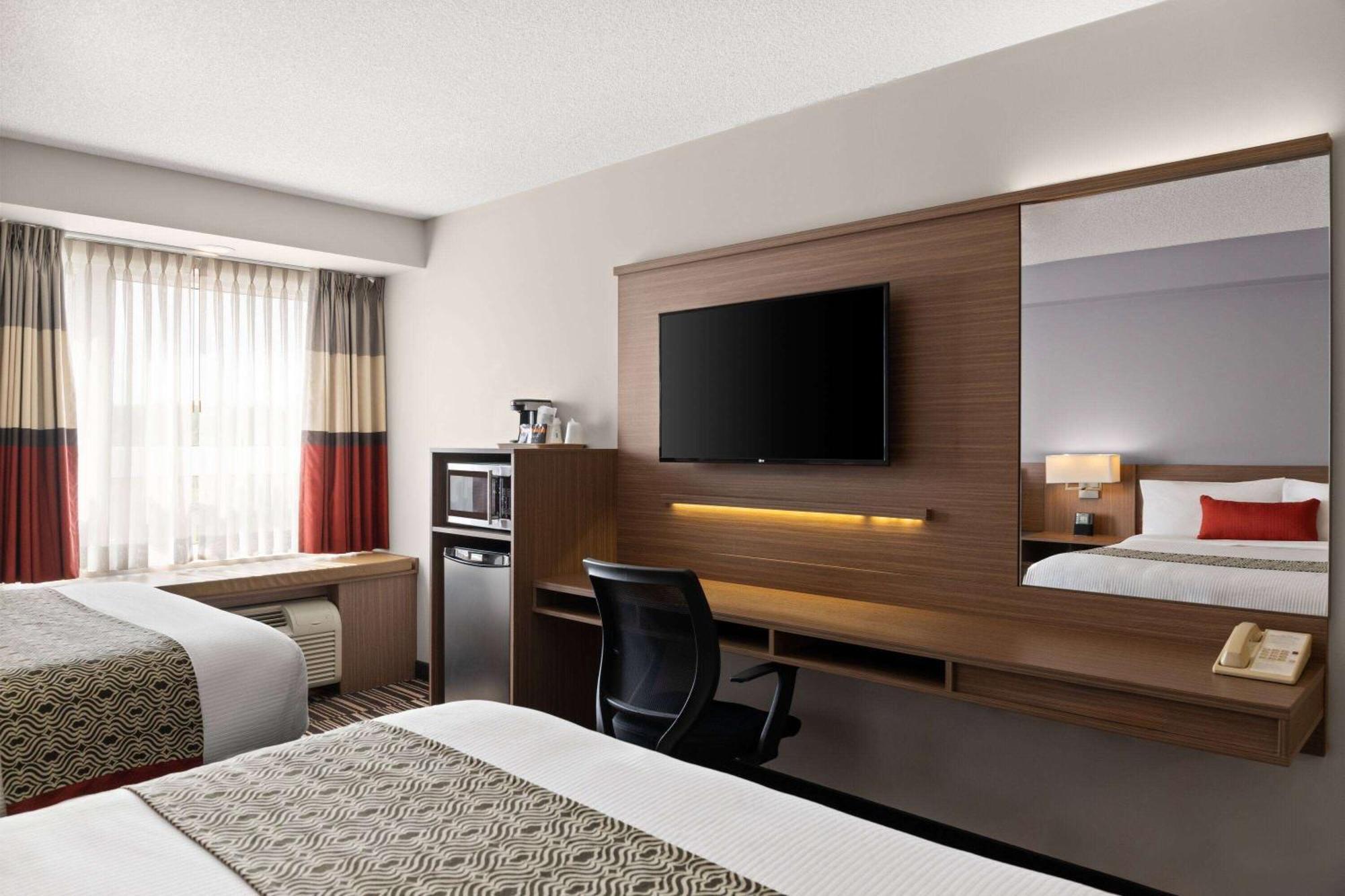 Microtel Inn & Suites By Wyndham Kirkland Lake Bagian luar foto