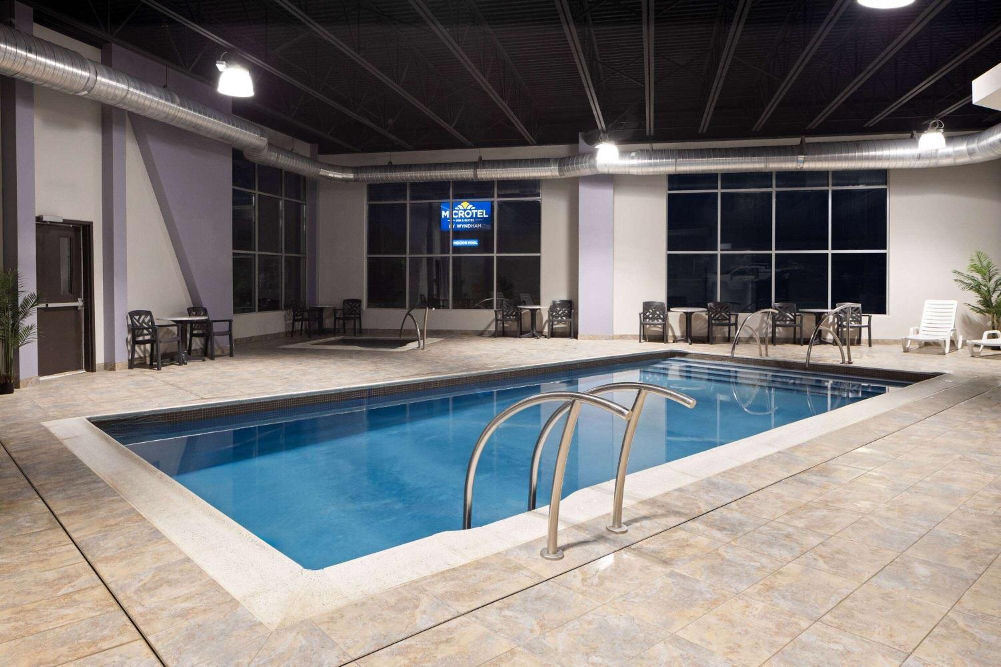 Microtel Inn & Suites By Wyndham Kirkland Lake Bagian luar foto