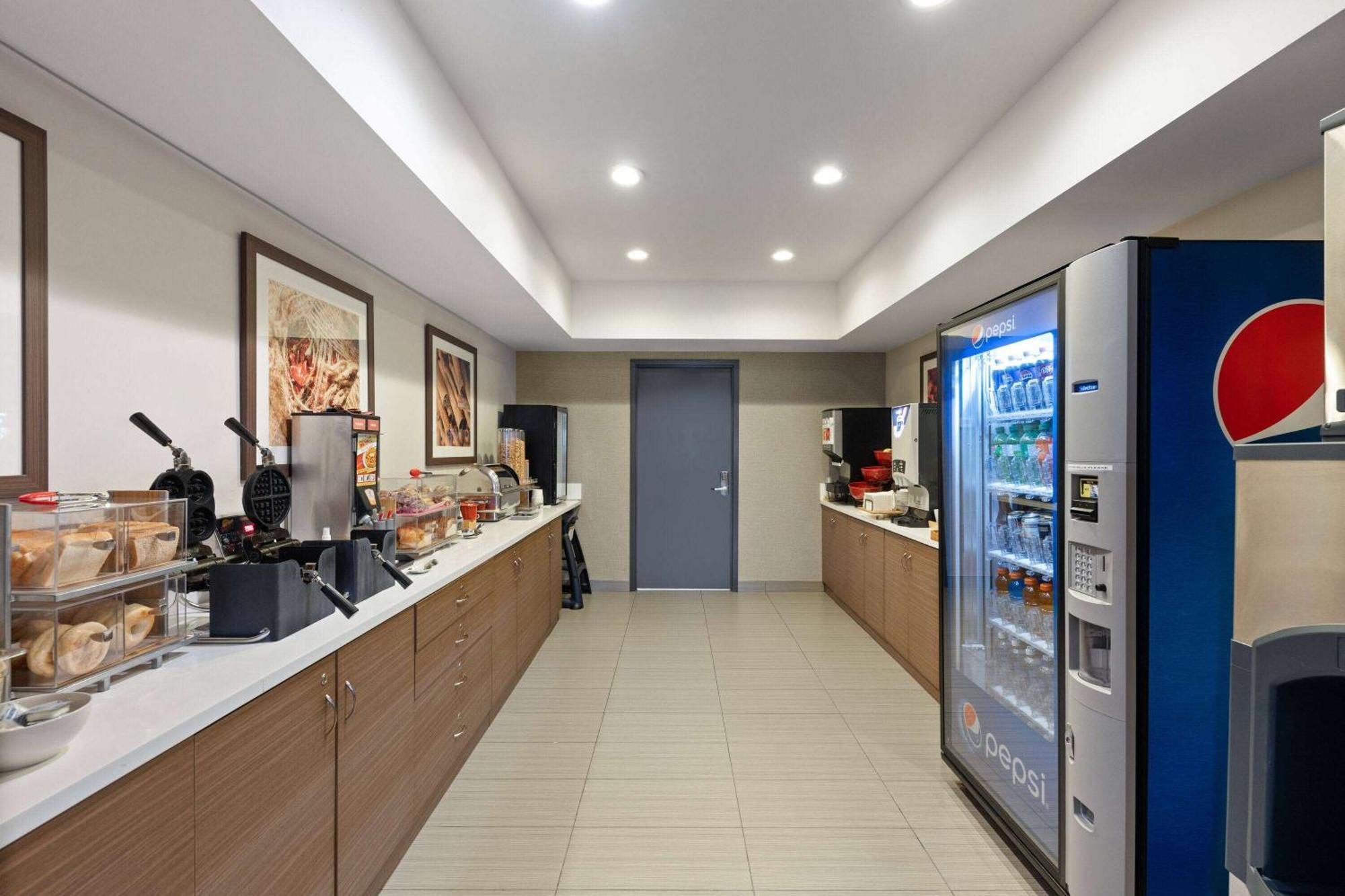 Microtel Inn & Suites By Wyndham Kirkland Lake Bagian luar foto