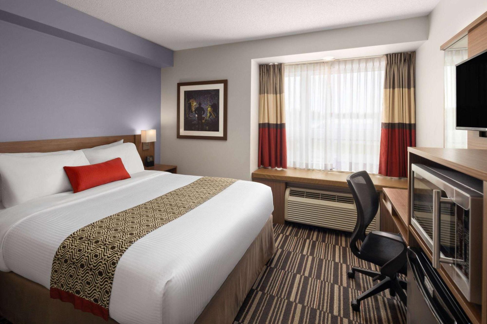 Microtel Inn & Suites By Wyndham Kirkland Lake Bagian luar foto