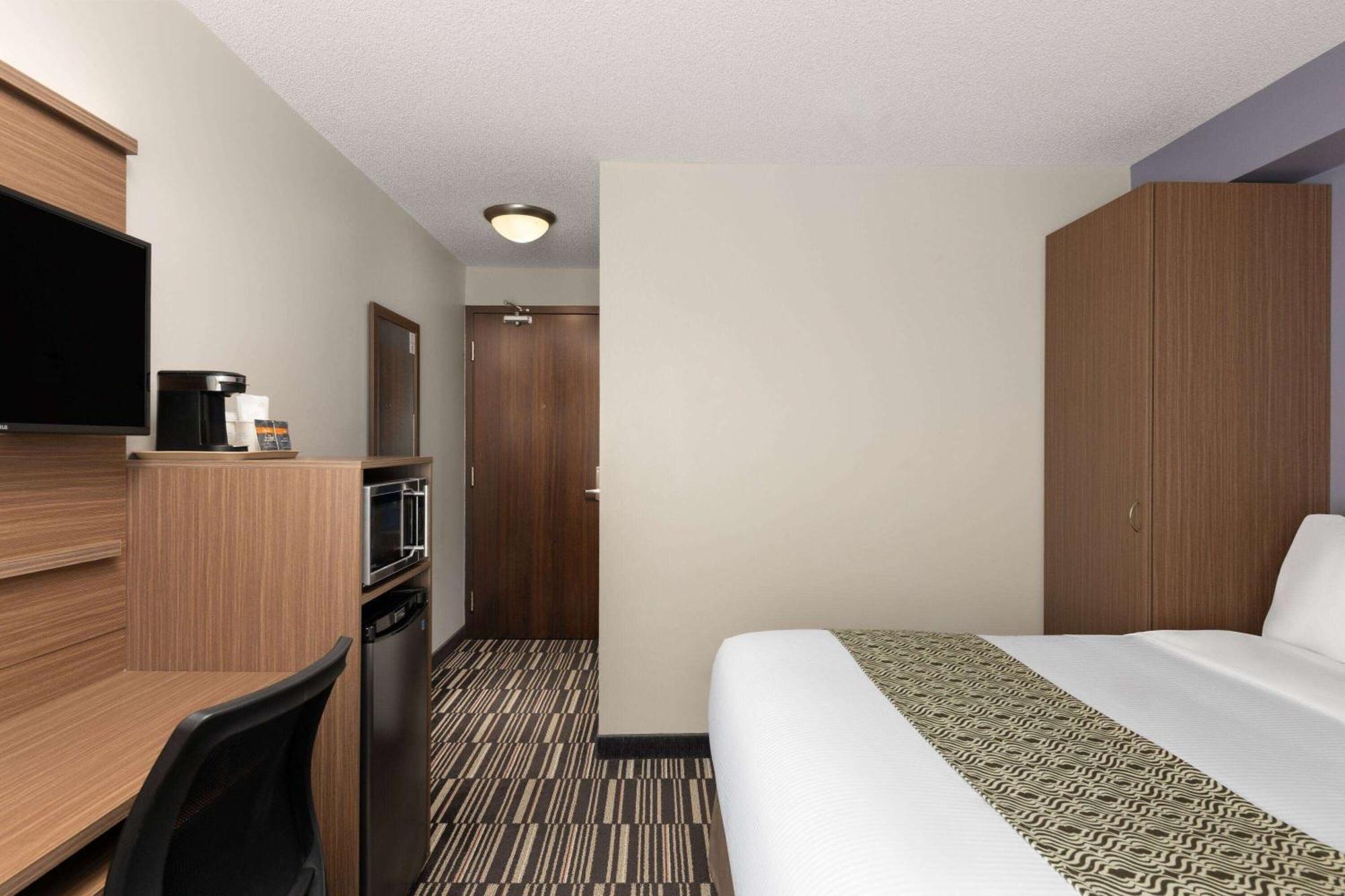 Microtel Inn & Suites By Wyndham Kirkland Lake Bagian luar foto