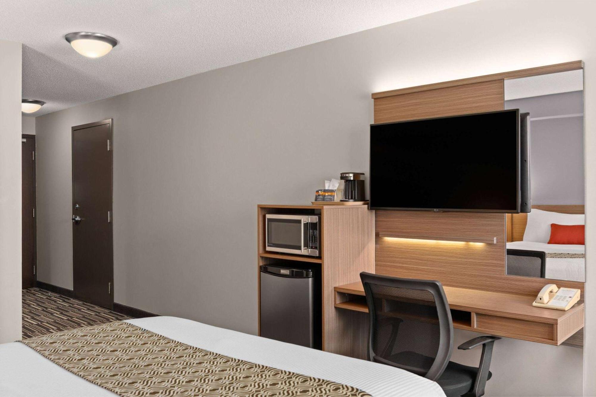 Microtel Inn & Suites By Wyndham Kirkland Lake Bagian luar foto