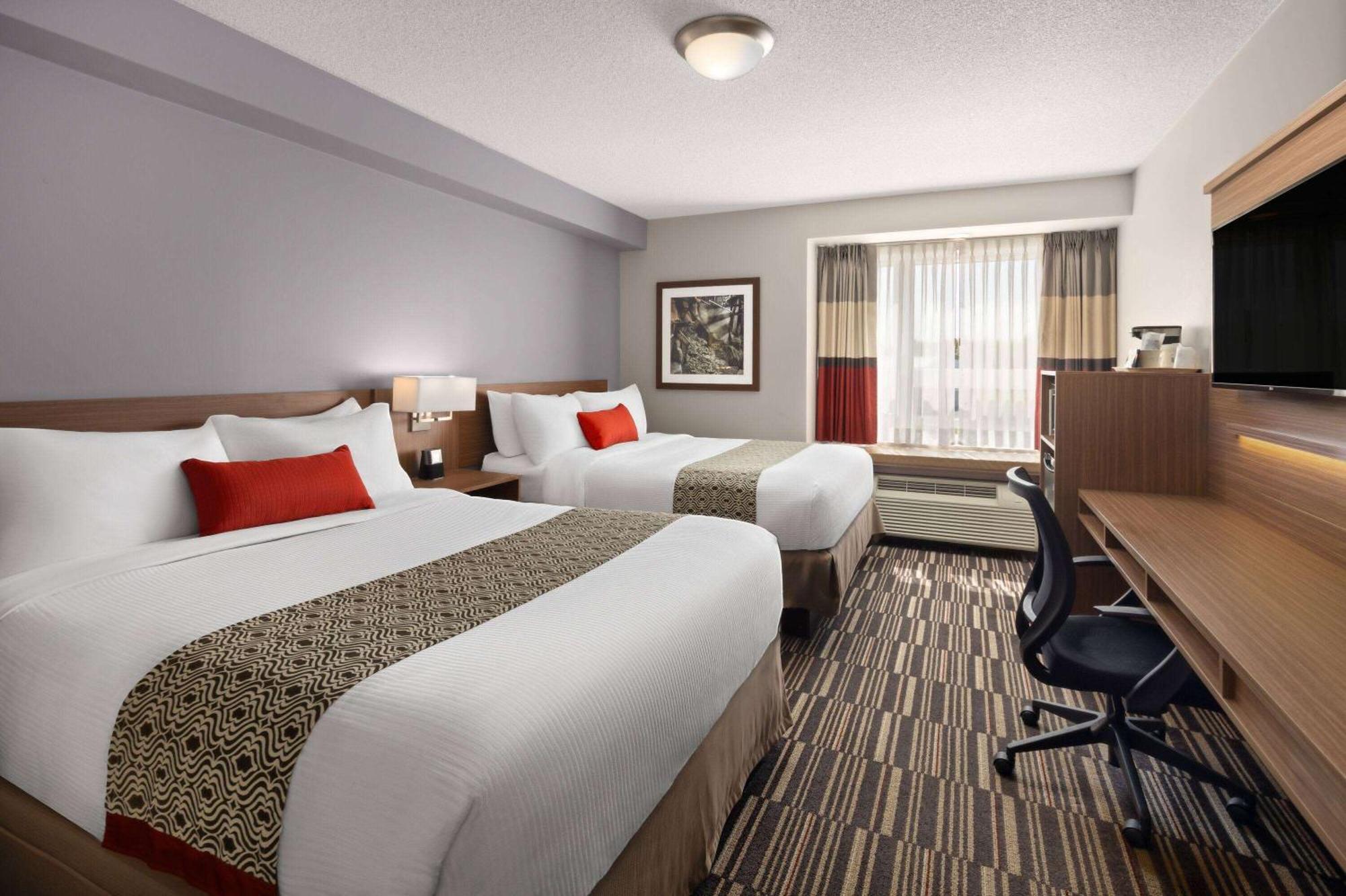 Microtel Inn & Suites By Wyndham Kirkland Lake Bagian luar foto