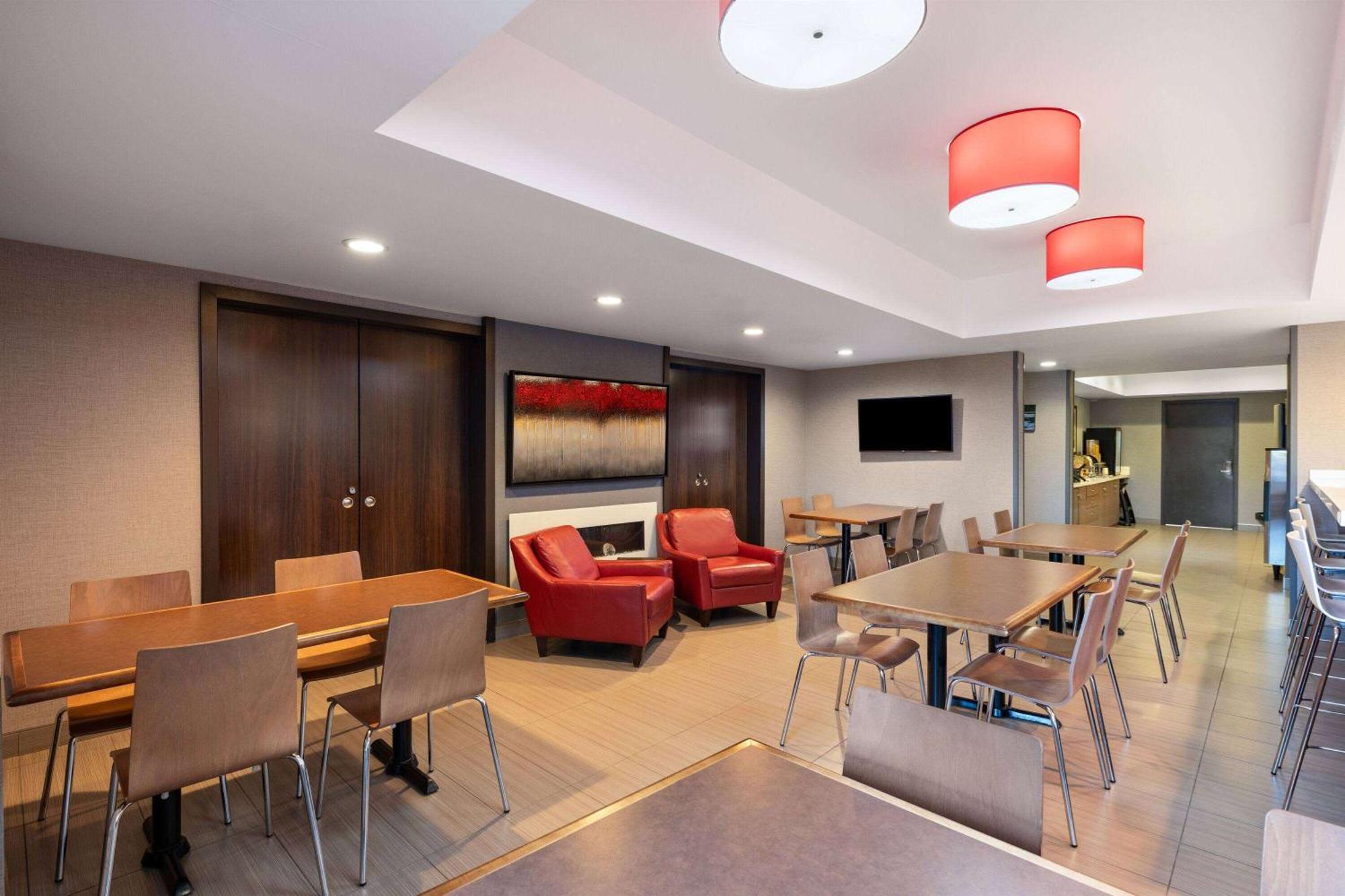 Microtel Inn & Suites By Wyndham Kirkland Lake Bagian luar foto