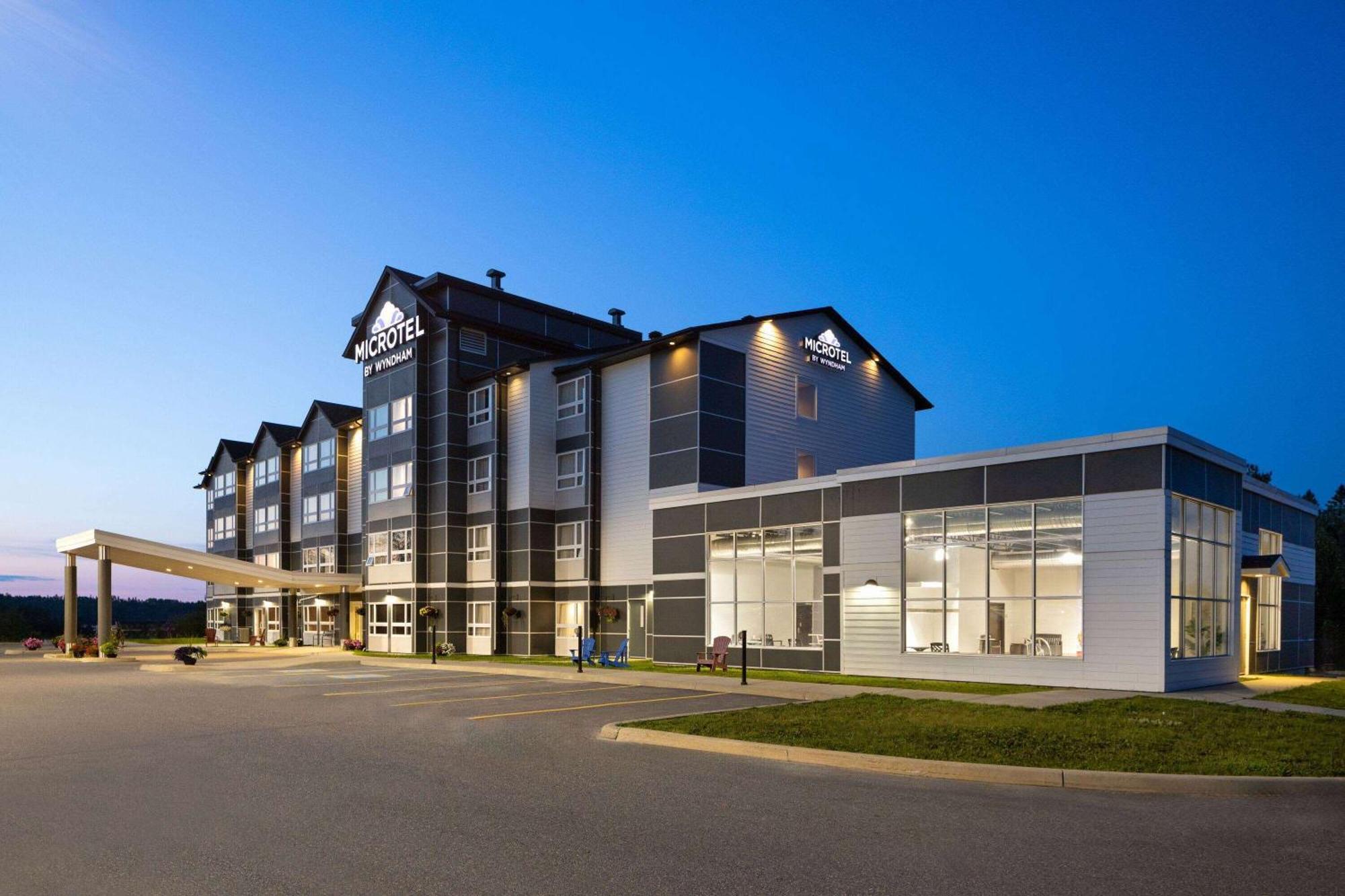 Microtel Inn & Suites By Wyndham Kirkland Lake Bagian luar foto