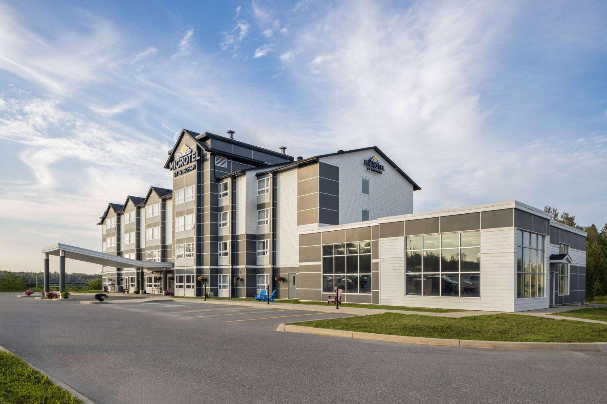 Microtel Inn & Suites By Wyndham Kirkland Lake Bagian luar foto