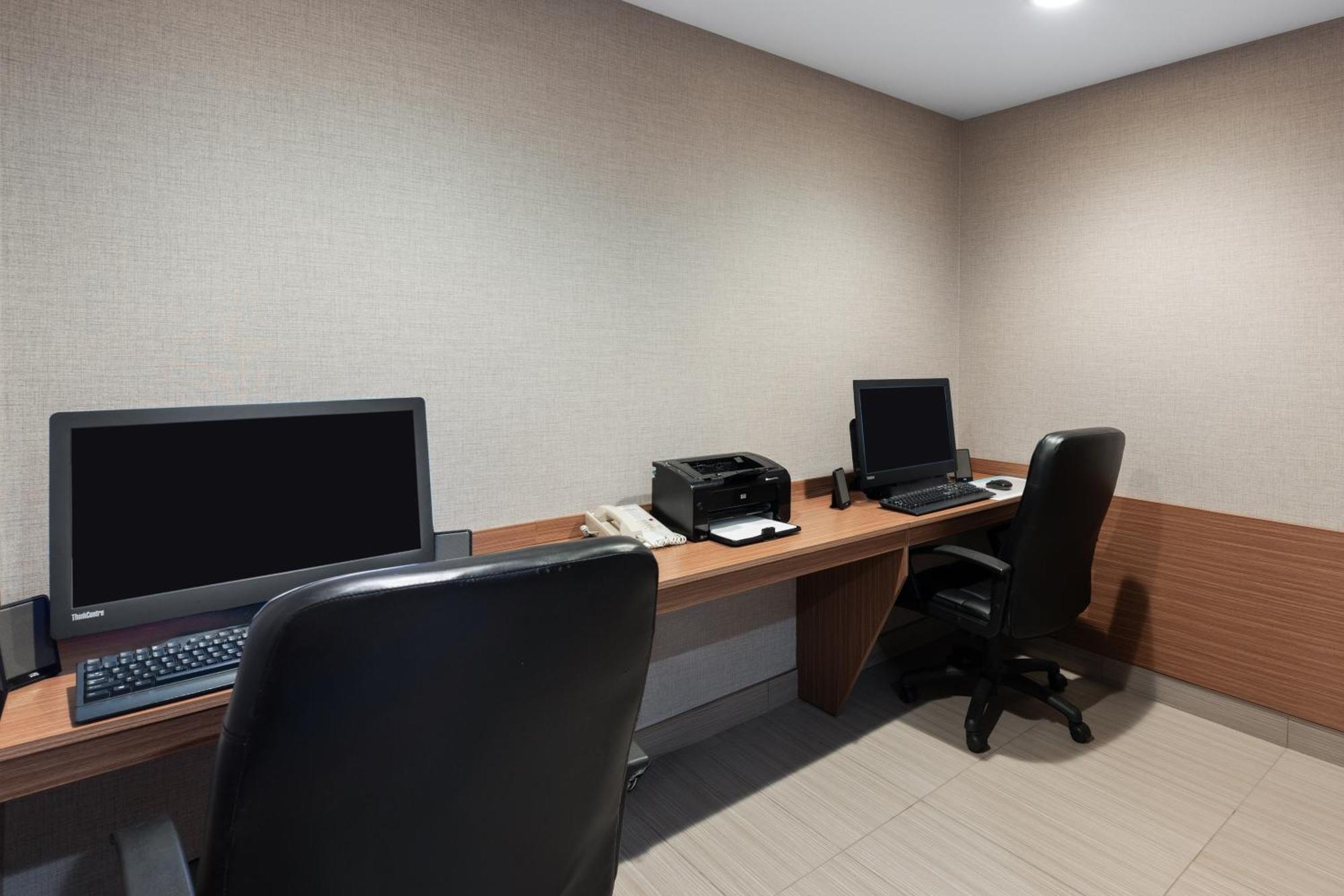Microtel Inn & Suites By Wyndham Kirkland Lake Bagian luar foto