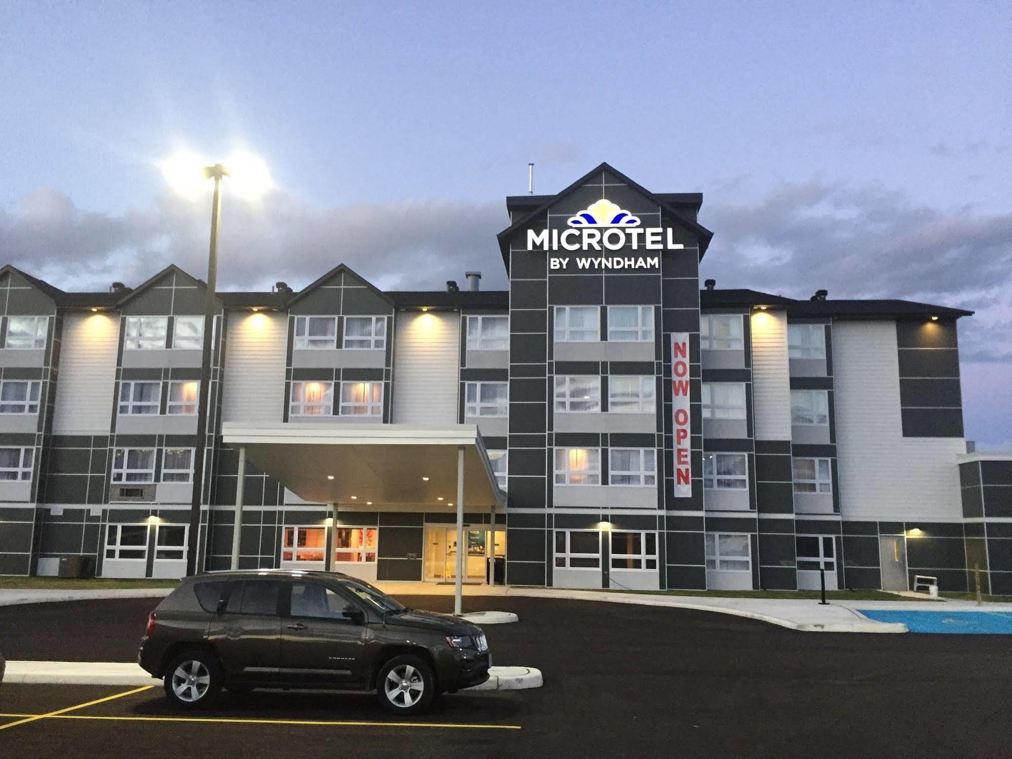 Microtel Inn & Suites By Wyndham Kirkland Lake Bagian luar foto