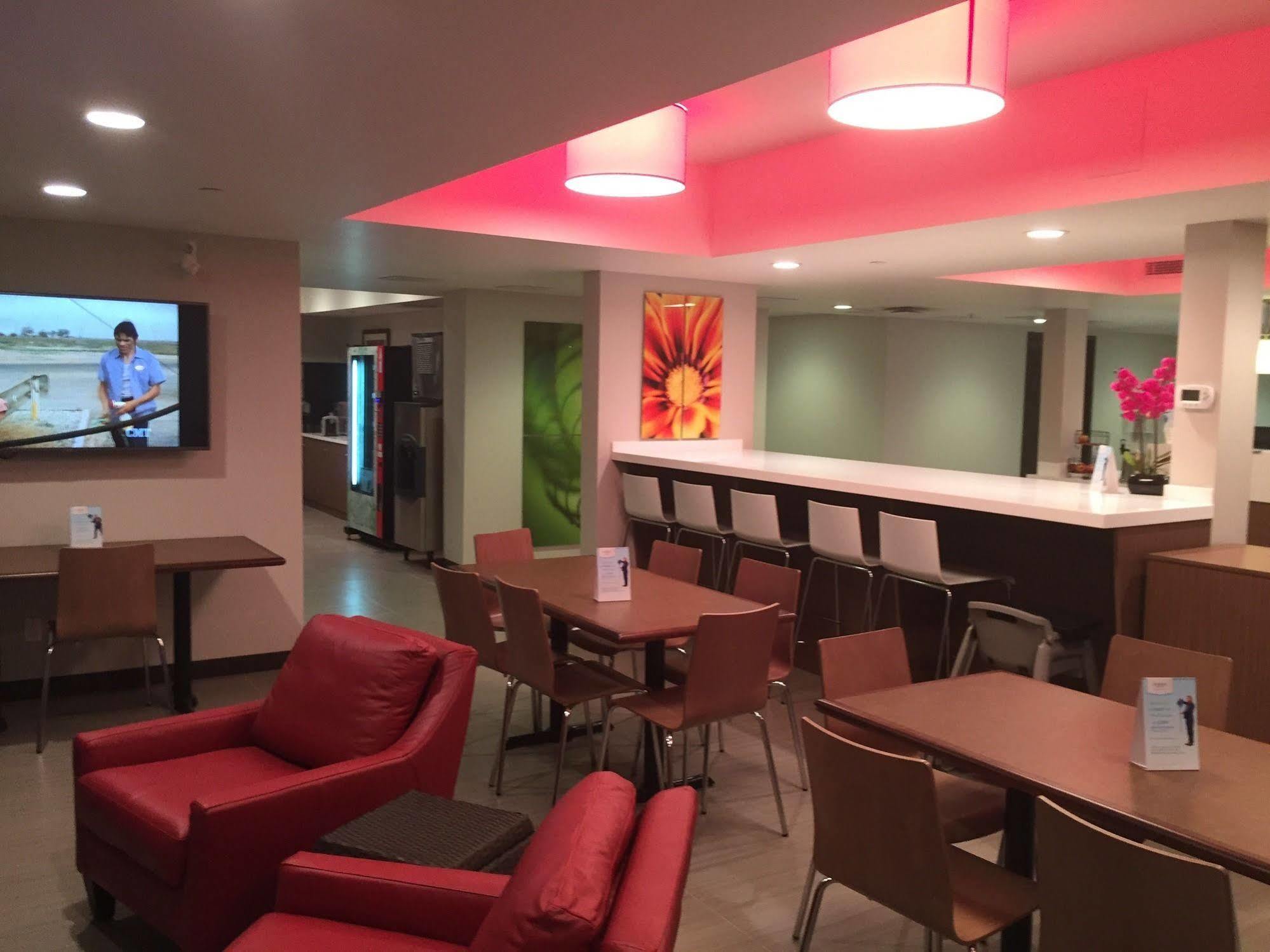 Microtel Inn & Suites By Wyndham Kirkland Lake Bagian luar foto