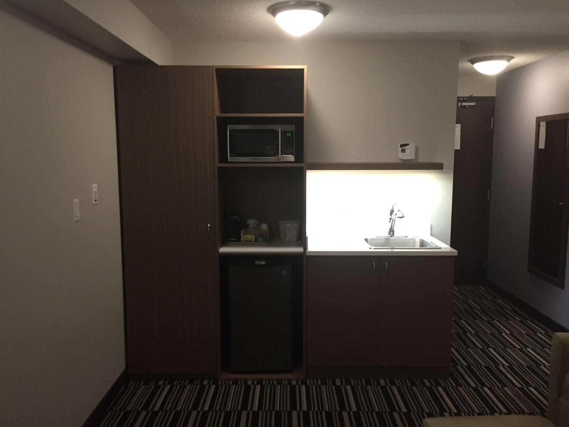Microtel Inn & Suites By Wyndham Kirkland Lake Bagian luar foto