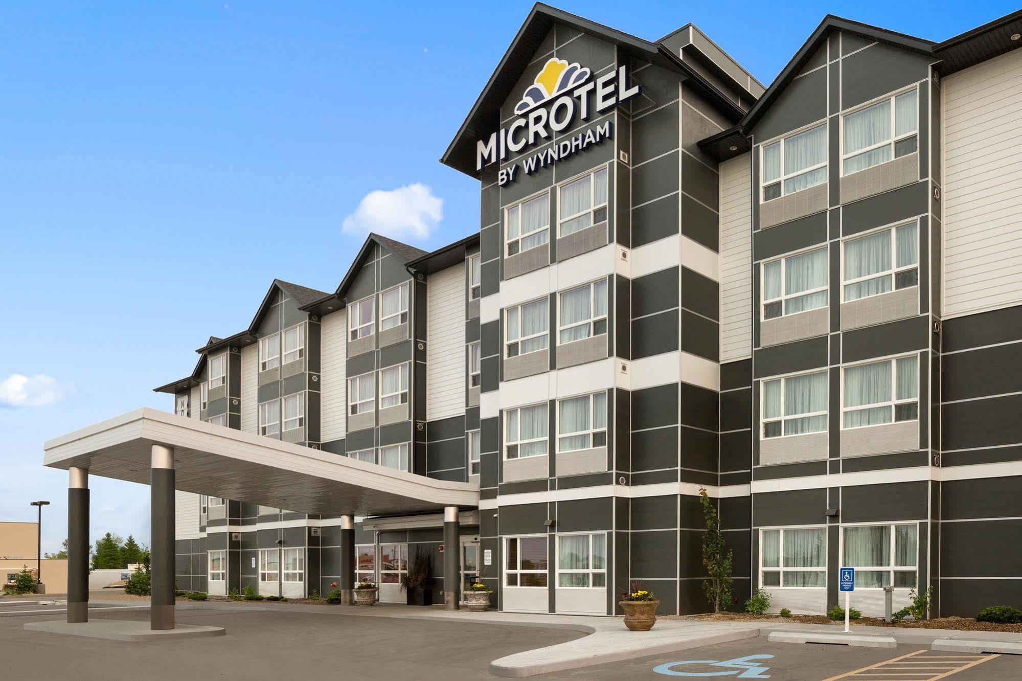 Microtel Inn & Suites By Wyndham Kirkland Lake Bagian luar foto